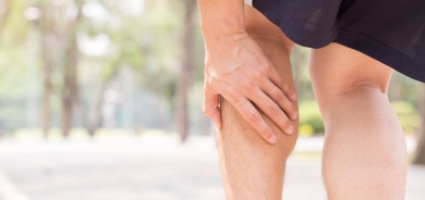 ما أسباب الشد العضلي بالساق أثناء النوم؟ وما علاجه؟