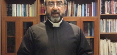 قەشە ئیشایا داود فیلیبس  بەرپرسی كەنیسەی مارگۆرگیسی ڕۆژهەڵات لە هەولێر:     لەم هێرشانەدا هاووڵاتی  موسڵمان و كریستیان بوونە قوربانی، ئەمەش نیشانەی ئەوەیە كە دوژمن جیاوازی لەنێوان ئایین و نەتەوەكان ناكات