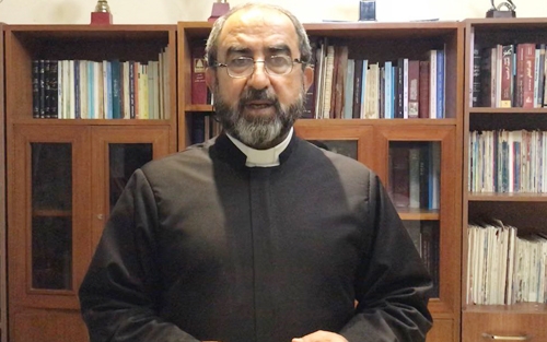 قەشە ئیشایا داود فیلیبس  بەرپرسی كەنیسەی مارگۆرگیسی ڕۆژهەڵات لە هەولێر:     لەم هێرشانەدا هاووڵاتی  موسڵمان و كریستیان بوونە قوربانی، ئەمەش نیشانەی ئەوەیە كە دوژمن جیاوازی لەنێوان ئایین و نەتەوەكان ناكات