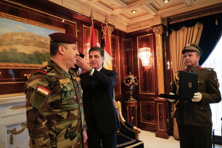 رئيس إقليم كوردستان يقلد عدداً من ضباط البيشمركة المترقين رتبهم الجديدة