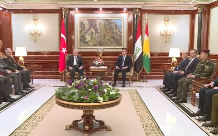 نيجيرفان بارزاني يجتمع مع وزير الدفاع التركي