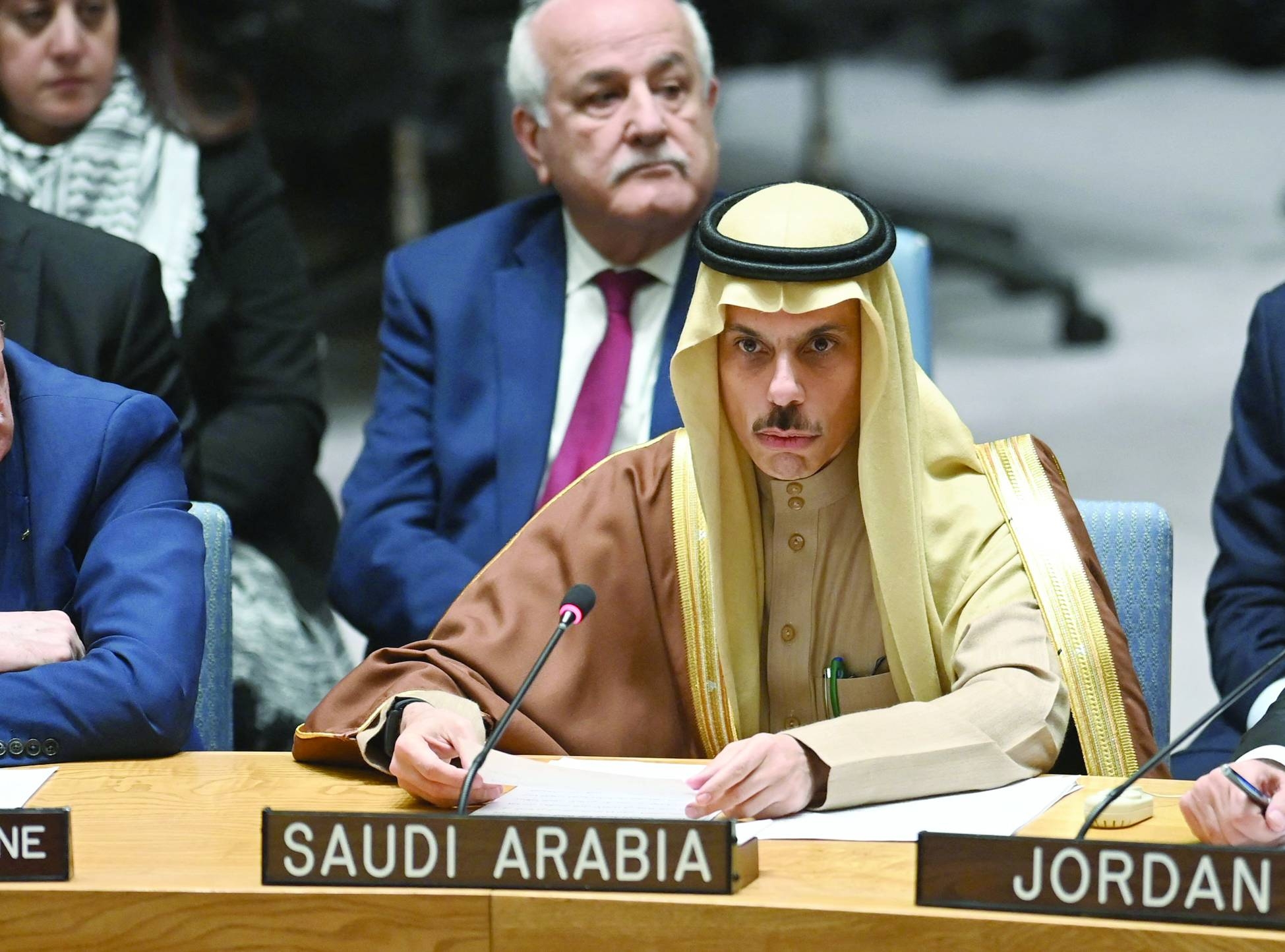 موقف الرياض حيال السلام العربي – الإسرائيلي يزيد الزخم ويضع حداً للتسريبات