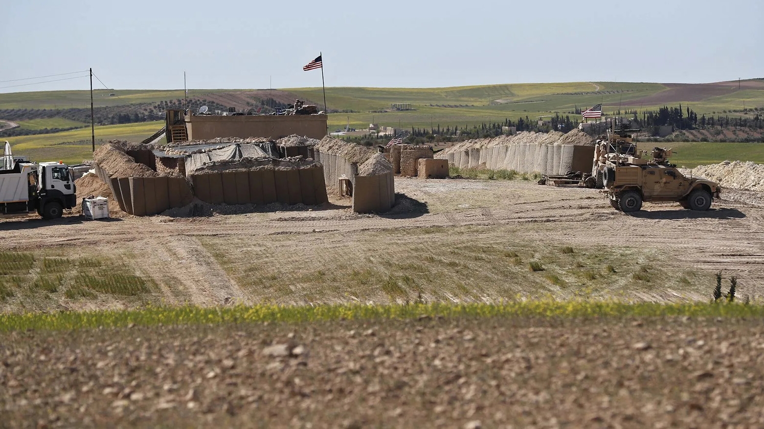 Baregeheke Amerîkayê li Dêrzorê rastî êrîşeke bi dronê hat