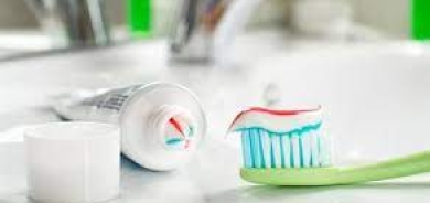 طبيبة تحذر من مكونات خطرة بمعجون الأسنان !؟