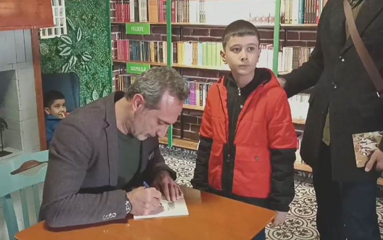 Nivîskar Mehmet Dîcle romana xwe ya nû îmze kir