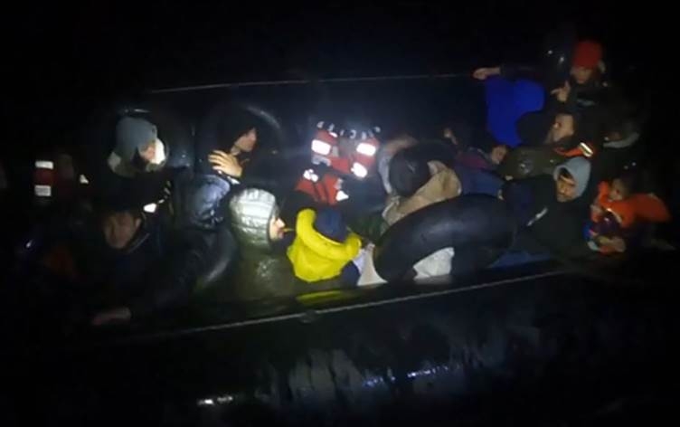 Li Deryaya Egeyê 78 koçber hatin rizgarkirin