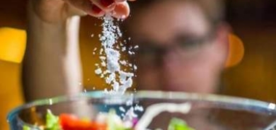 طبيبة: الرغبة بتناول الأطعمة المالحة قد تشير لأمراض خطيرة؟