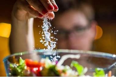 طبيبة: الرغبة بتناول الأطعمة المالحة قد تشير لأمراض خطيرة؟