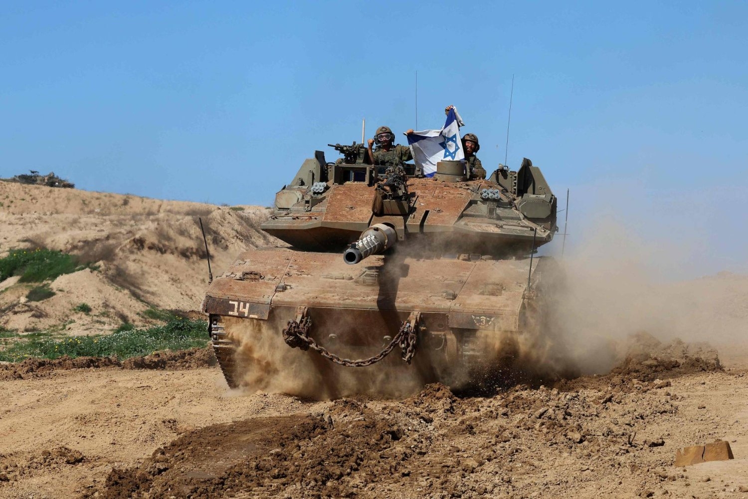 تقرير: أميركا تعتزم إرسال المزيد من الأسلحة إلى إسرائيل