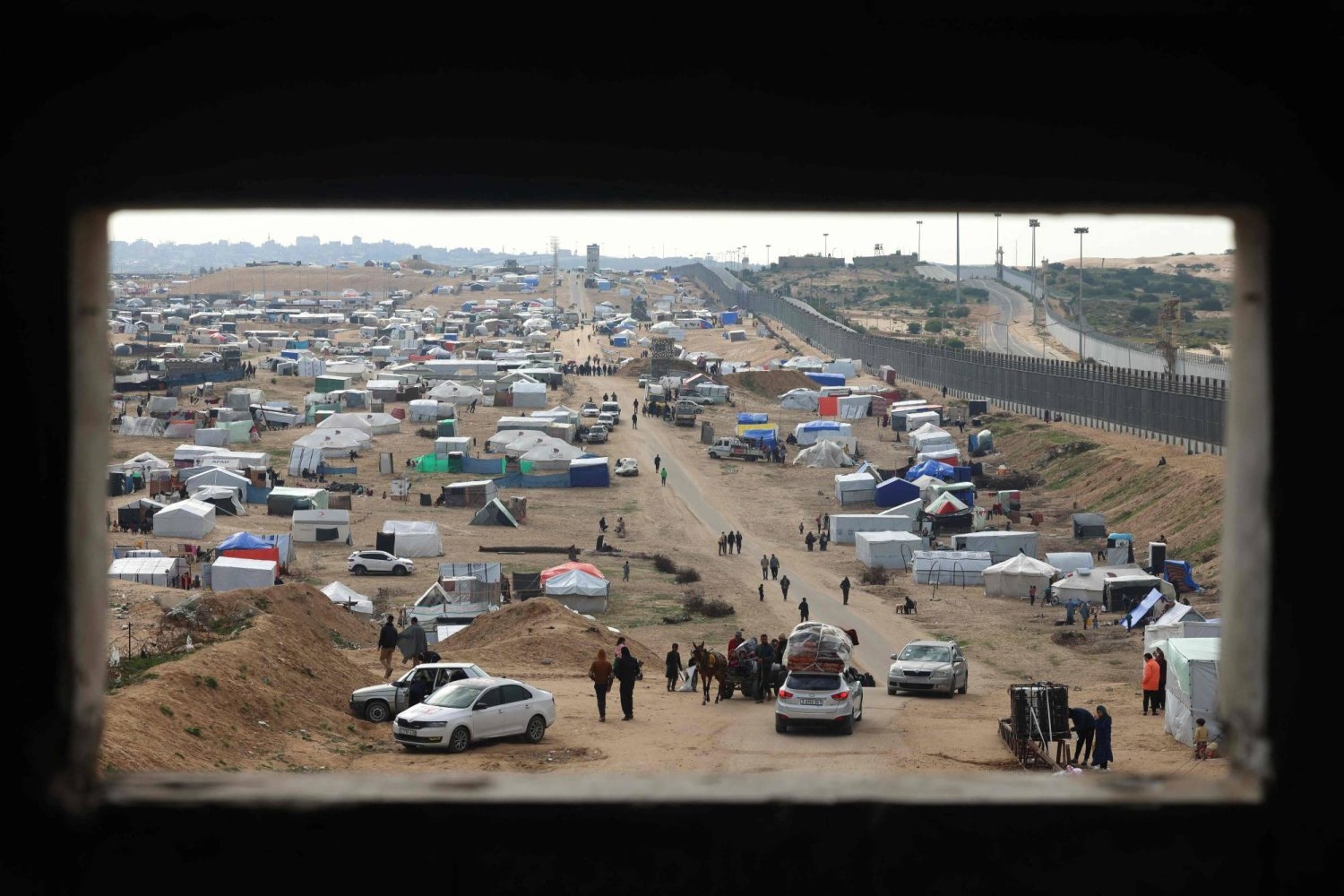 قتلى وجرحى في قصف إسرائيلي لأرض يسكنها نازحون شرق رفح