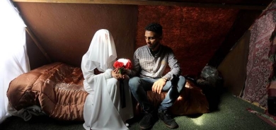 Di nava dorpêç û bombebaranê de zewicîn