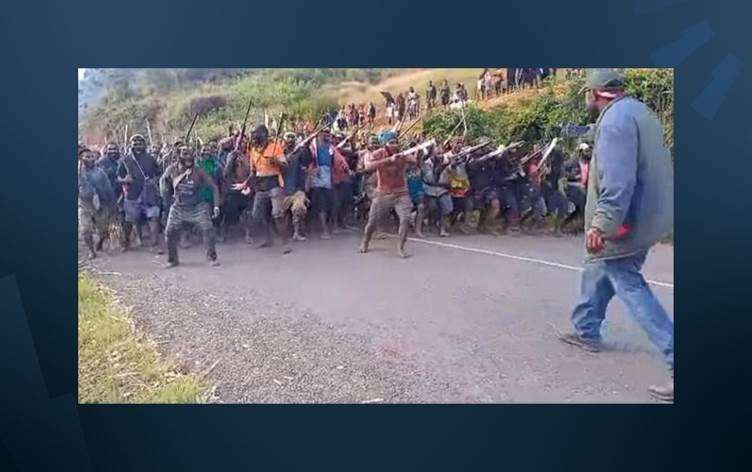 Qebîle bi hev ketin: Bi dehan kuştî hene