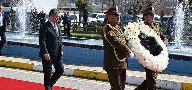 رئيس حكومة إقليم كوردستان يزور النصب التذكاري للشهداء في حلبجة
