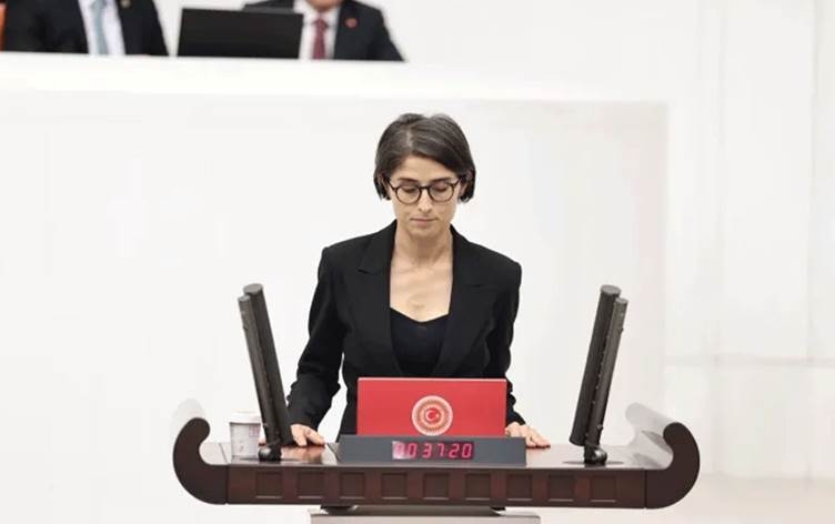 Li parlamentoyê bersiv da yên ku Kurdî û Kurdistanê înkar dikin: ‘Quzilqurt’