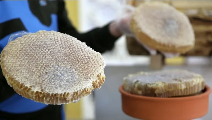 Hingivê Bedlîsê li Parîsê xelata ‘’Hingivê Zêrîn’’ bidest xist