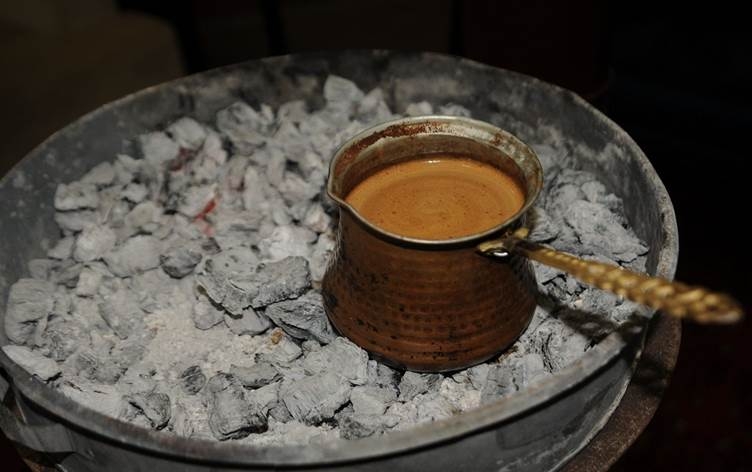 Li Heskîfê qehweya bi şîr û hingiv pêşkêşî mêvanan tê kirin