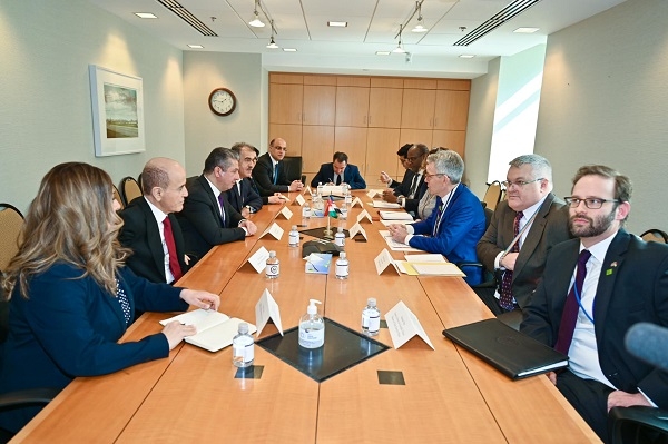 Serokwezîr li gel çend rayedarên wezareta derve ya Amerîkayê civiya