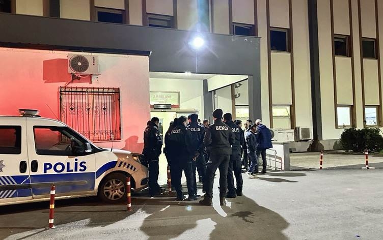 Hevjîna xwe, hevlingê xwe û kurê hevlingê xwe yê 9 salî kuştin