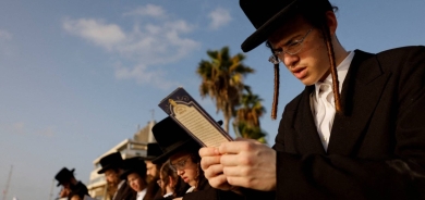 من هم يهود «الحريديم» ولماذا يرفضون التجنيد الإجباري بالجيش الإسرائيلي؟