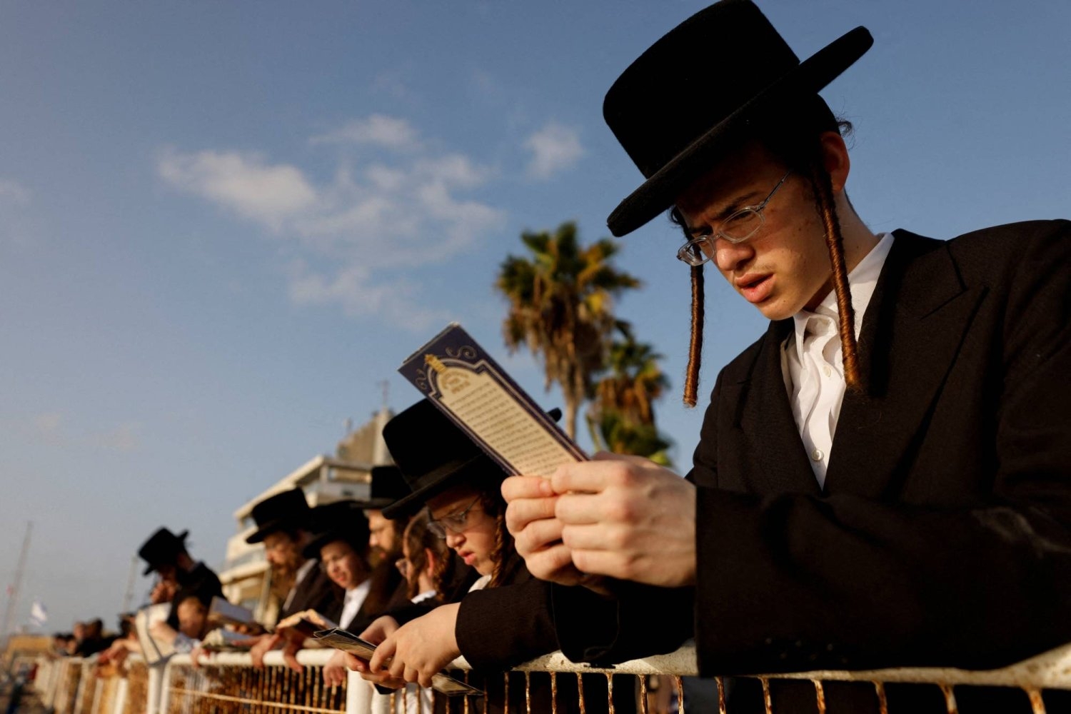 من هم يهود «الحريديم» ولماذا يرفضون التجنيد الإجباري بالجيش الإسرائيلي؟