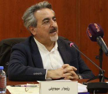 ڕێبوار سیوەیلی  نووسەر و مامۆستای زانكۆ:     لەبری ئەوەی حزب لە ئێستادا كەلێنەكانی كۆمەڵگە پڕبكاتەوە، كەلێنی زۆر گەورەی لە كۆمەڵگەدا دروست كردووە