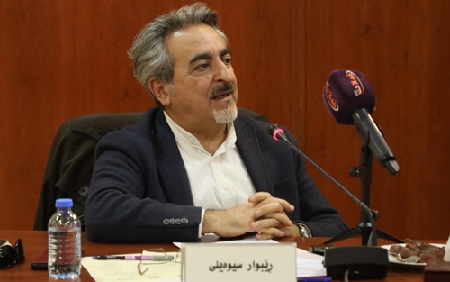 ڕێبوار سیوەیلی  نووسەر و مامۆستای زانكۆ:     لەبری ئەوەی حزب لە ئێستادا كەلێنەكانی كۆمەڵگە پڕبكاتەوە، كەلێنی زۆر گەورەی لە كۆمەڵگەدا دروست كردووە