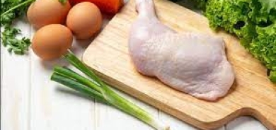 أيهما أكثر غنى بالبروتين الدجاج أم البيض؟