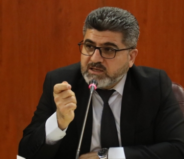 د.جەلال ئەحمەد  ئەندامی بازنەی گفتوگۆ:     هەڵەیەكی زەقی حزبە سیاسییەكان ئەوە بوو، لە جیاتی تێپەڕاندنی كەلێن و بەریەككەوتنە كۆمەڵایەتییەكان، بەرگێكی سیاسییان بە بەرداكردن