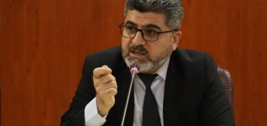 د.جەلال ئەحمەد  ئەندامی بازنەی گفتوگۆ:     هەڵەیەكی زەقی حزبە سیاسییەكان ئەوە بوو، لە جیاتی تێپەڕاندنی كەلێن و بەریەككەوتنە كۆمەڵایەتییەكان، بەرگێكی سیاسییان بە بەرداكردن