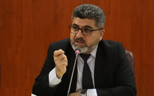 د.جەلال ئەحمەد  ئەندامی بازنەی گفتوگۆ:     هەڵەیەكی زەقی حزبە سیاسییەكان ئەوە بوو، لە جیاتی تێپەڕاندنی كەلێن و بەریەككەوتنە كۆمەڵایەتییەكان، بەرگێكی سیاسییان بە بەرداكردن