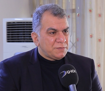 ئیحسان دۆسكی  بەرپرسی ڕاگەیاندنی مەڵبەندی سێی یەكگرتووی ئیسلامیی كوردستان لە دهۆك:     هەموو ئامانجی عێراق ئەوەیە  كە دەستكەوتەكانی كوردستان لەبار بەرن،  بەڵام پشتیوان بە خودا قەت ئەو ڕۆژە  بە چاوی خۆیان نابینن