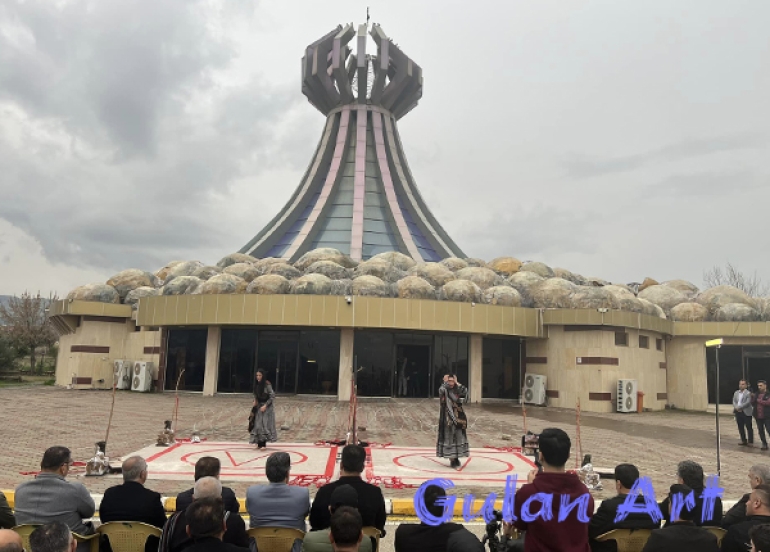 سه‌لمه‌ له‌نێوان مۆنۆدراما و دیۆدراما و فۆرٍمێكی نوێ