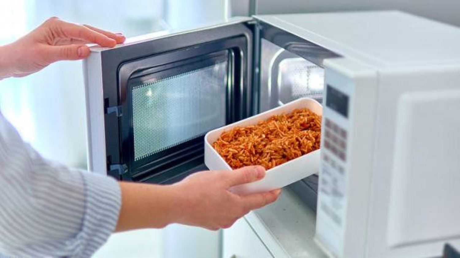 خبيرة تحذر: هذه الأطعمة ستتحول إلى سموم إذا سخّنتها بالميكروويف ؟!