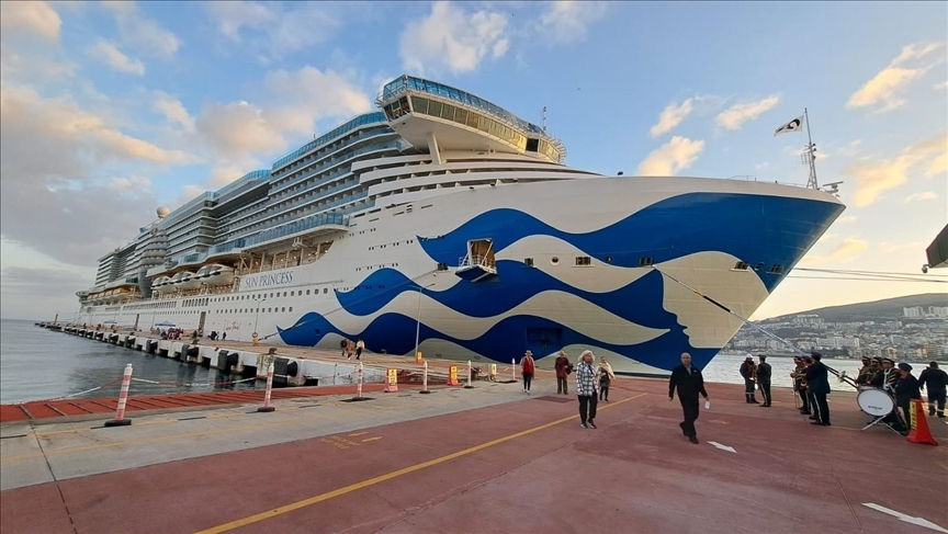 یەکێک لە گەورەترین کەشتییە گەشتیارییەکانی جیهان لە تورکیە جێگیر بوو