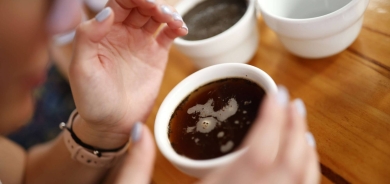 هل ينبغي عليك تأخير تناول قهوتك الصباحية؟ خبراء يجيبون