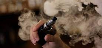 التدخين الإلكتروني قد يصيب الشباب بالقلق والوحدة والأرق