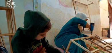 Jinek bi çêkirina qefesan zarokên xwe xwedî dike