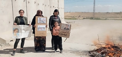 Dayikên zarokên revandî li pêş Baregeha Mezlûm Ebdî ketine grevê