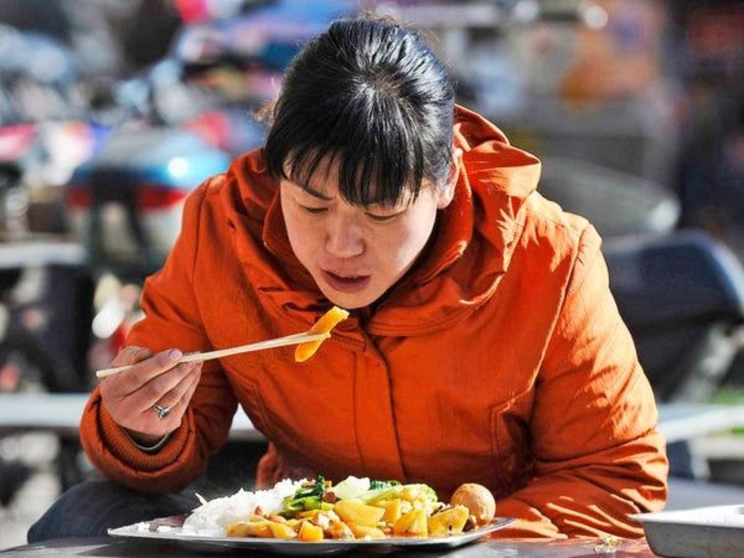 كيف يؤثر توقيت تناول الطعام وطريقته على صحتك؟