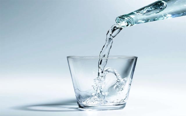 لە زستاندا پێویستە ڕۆژانە چەند ئاو بخۆیتەوە؟