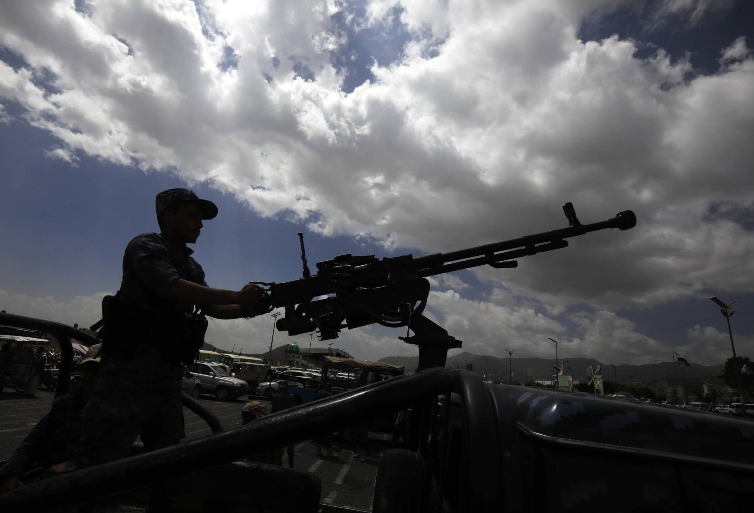 الحوثيون يعلنون استهداف سفينة أميركية في البحر الأحمر بالصواريخ