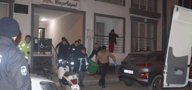 Dêya xwe bi kêrê kuşt û xwe radestî polîsan kir