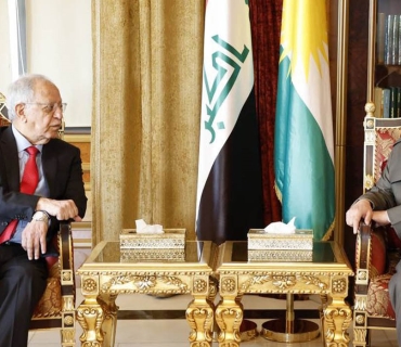 ســـەرۆك بارزانی پێشوازی لە فەخری کەریم سەرۆكی دەزگەی مەدا دەكات