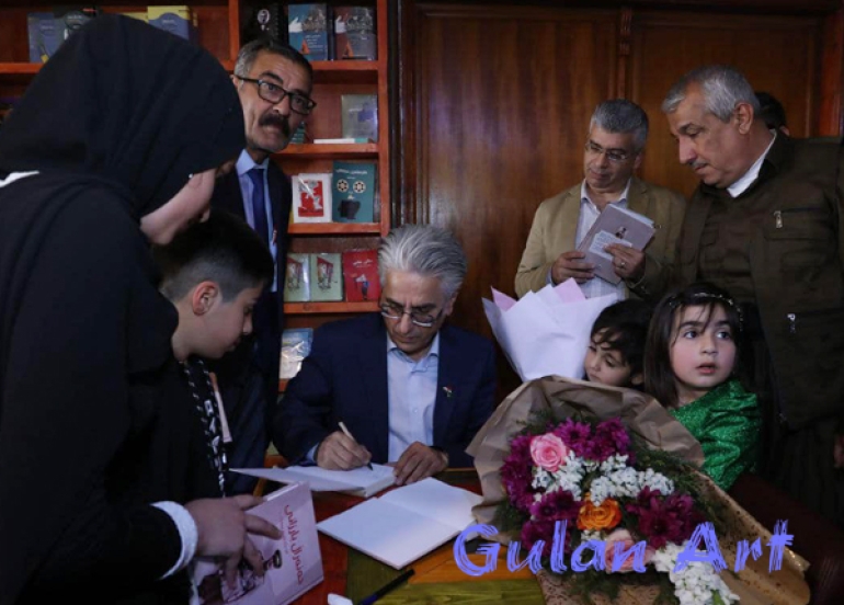 كاوە ئەمین كتێبی(جەنەڕاڵ بارزانی)بڵاوكردەوە