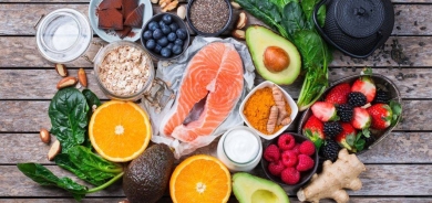 صحتك النفسية تبدأ من فمك... إليك 10 أطعمة تُقلل التوتر و5 تغذيه