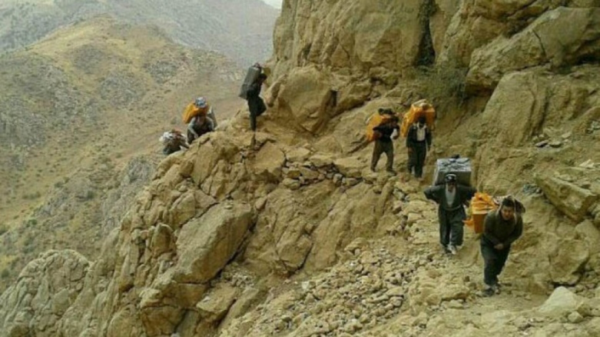 Perilous Paths: Kolbars' Plight in Border Regions Amid Iranian Crackdown