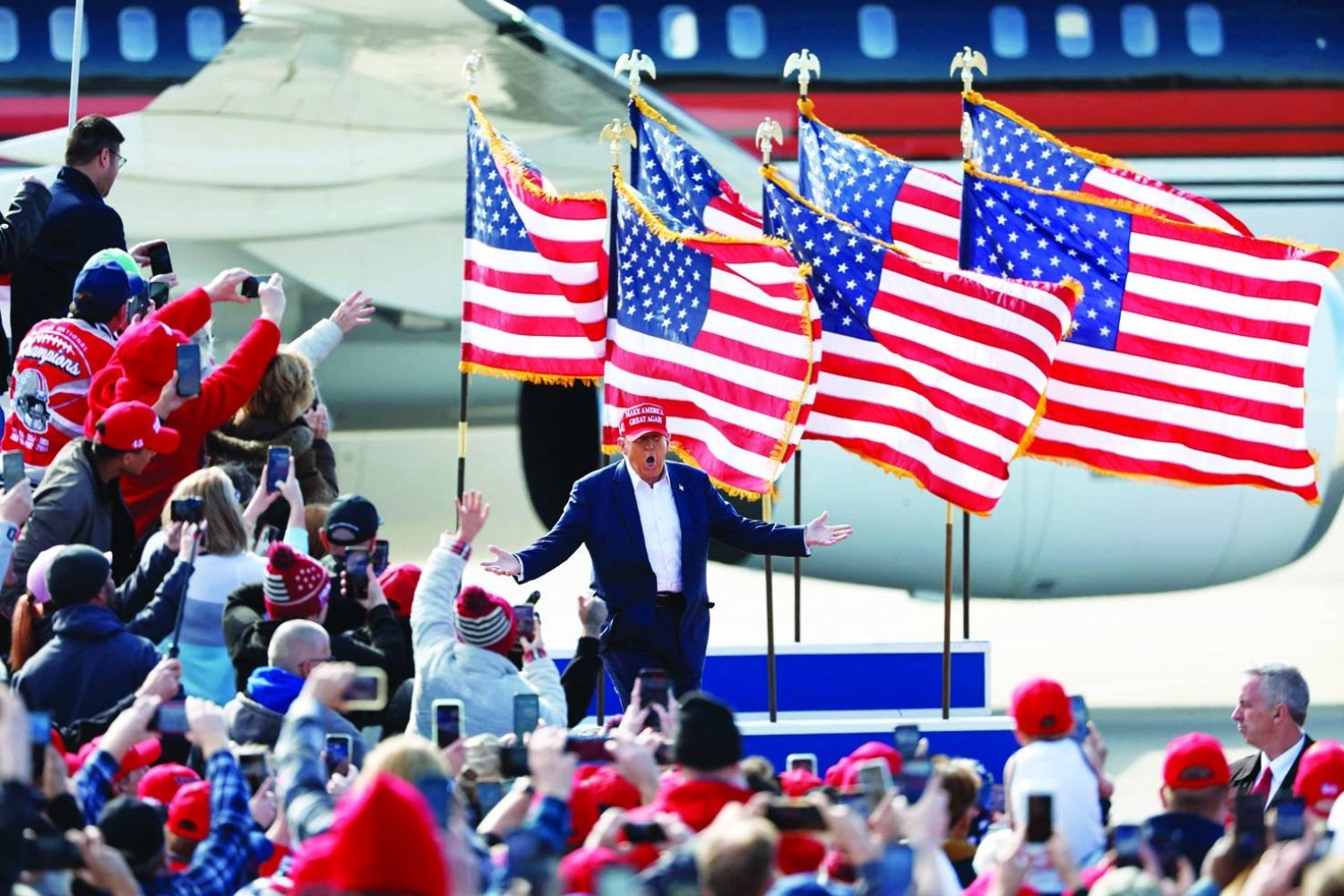 ترمب يحذر من «حمام دم» اقتصادي