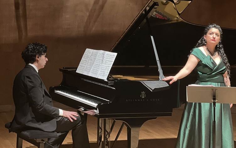 Parîs: Pervîn Chakarê bi konserekê Leyla Bedirxan bi bîr anî