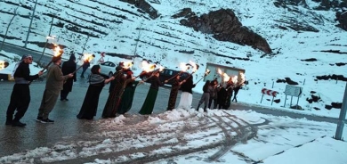 Agirî - Ciwanên Kurd bi meşaleyan ber bi gora Ehmedê Xanî ve meşiyan