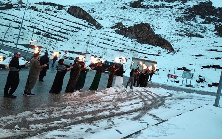 Agirî - Ciwanên Kurd bi meşaleyan ber bi gora Ehmedê Xanî ve meşiyan